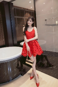 Дамска елегантна къса разкроена рокля с дантела: Черна Червена Бяла