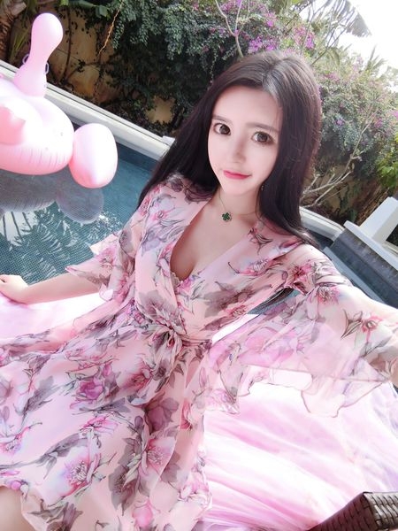 Дамска цветна рокля с V образно деколте