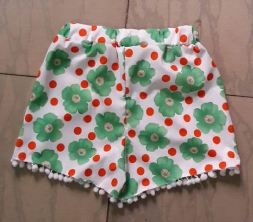 Χρωματιστά σορτς με υψηλή μέση και πολλαπλούς εκτυπωτές