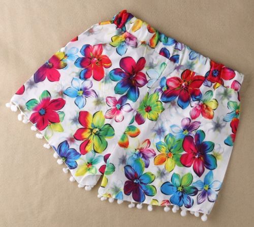 Χρωματιστά σορτς με υψηλή μέση και πολλαπλούς εκτυπωτές