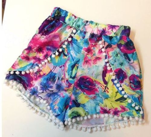 Χρωματιστά σορτς με υψηλή μέση και πολλαπλούς εκτυπωτές