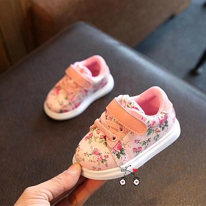 Детски пролетни обувки бели и розови на цветя за момичета