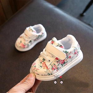 Παιδικά παπούτσια άνοιξης με  λευκά και ροζ λουλούδια για τα κορίτσια