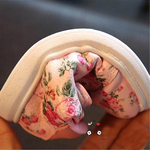 Παιδικά παπούτσια άνοιξης με  λευκά και ροζ λουλούδια για τα κορίτσια
