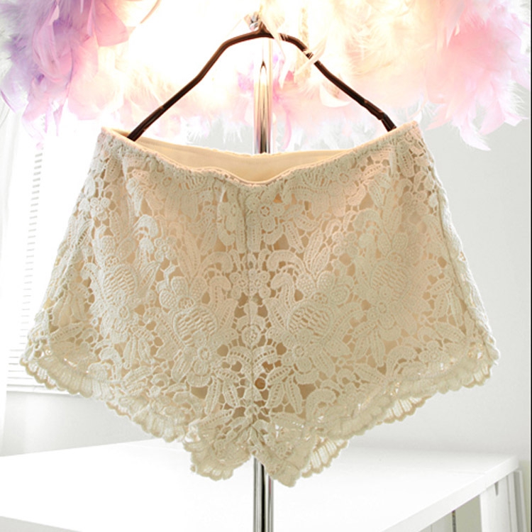 Къси панталони, покрити с дантела