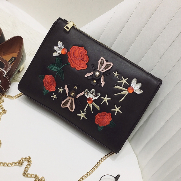 Дамска черна малка чанта с бродерия цветя с дълга дръжка верижка