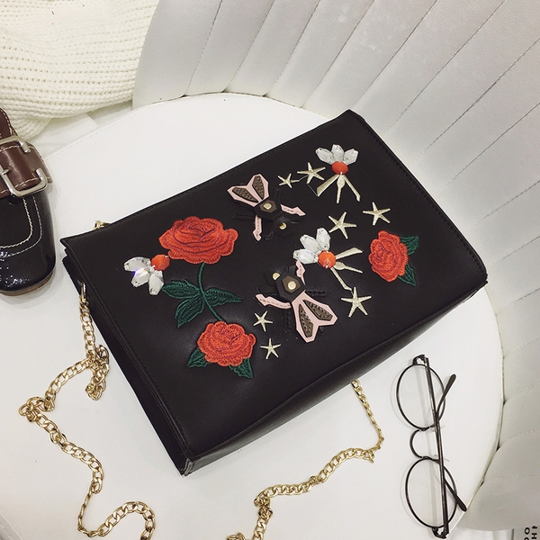 Дамска черна малка чанта с бродерия цветя с дълга дръжка верижка