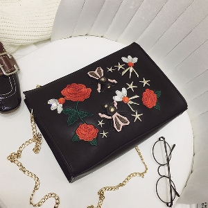 Дамска черна малка чанта с бродерия цветя с дълга дръжка верижка