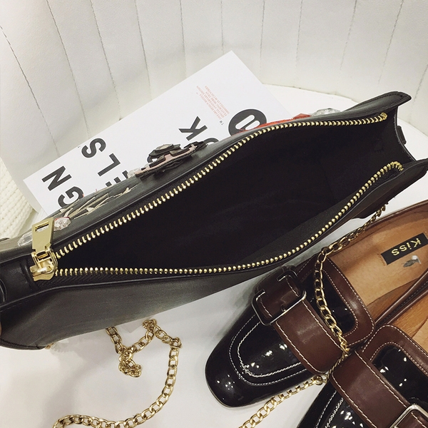 Дамска черна малка чанта с бродерия цветя с дълга дръжка верижка