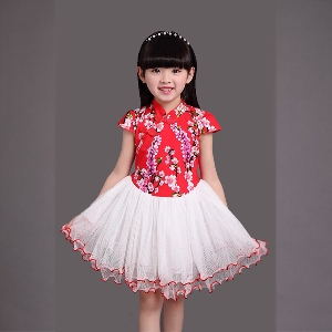 Детски летни роклички с дантелена пола в няклко интересни цветни модела с преобладаващо червено, синьо, бяло