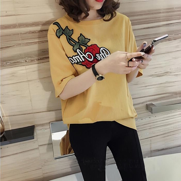 Дамска блузка с къс ръкав с бродерия роза