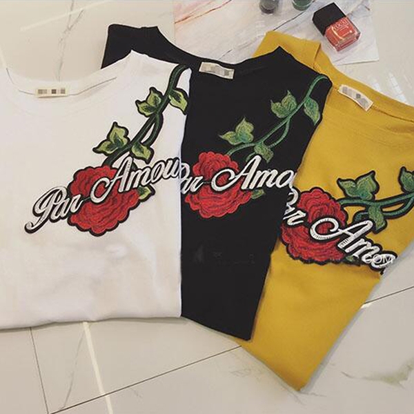 Дамска блузка с къс ръкав с бродерия роза