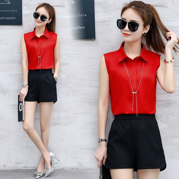 Дамски летен комплект черни къси панталони и цветен шифонен потник