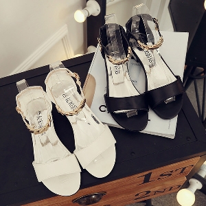 Дамски ниски ежедневни сандали бели и черни със златиста каишка
