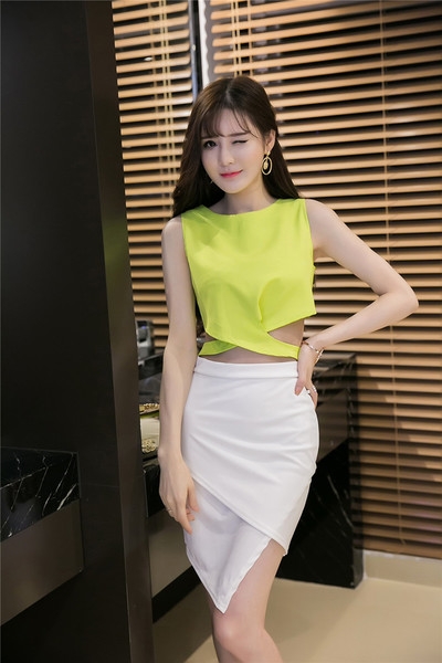 Дамски комплект от две части бяла пола с висока талия и зелен къс потник 