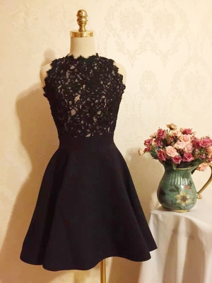 Дамска елегантна рокля с дантела в горната част