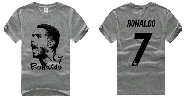 Фен тениски на кралския клуб Реал Мадрид и неговите звезди Роналдо, Гарет Бейл и Родригес