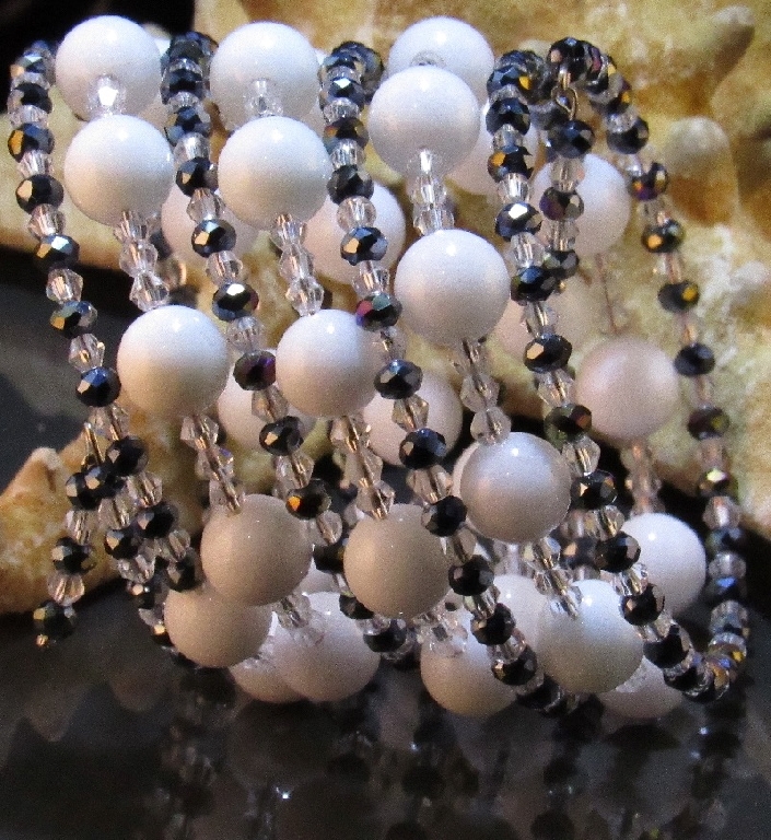 Уникална дамска гривна от естествени камъни бял Оникс - DM-2017