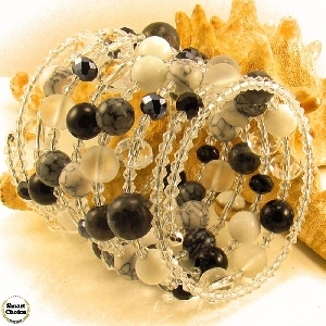 Уникална дамска гривна Black and White от пет вида естествени камъни