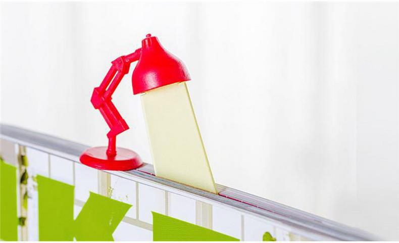 Интересен разделител за книги, `осветяващ` страницата, до която сте стигнали