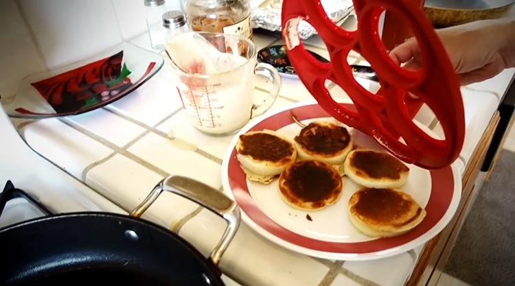 Удобна и практична силиконова формичка за направата на перфектните пържени яйца и палачинки