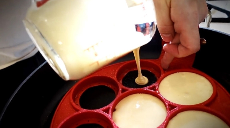 Удобна и практична силиконова формичка за направата на перфектните пържени яйца и палачинки