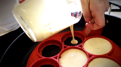 Удобна и практична силиконова формичка за направата на перфектните пържени яйца и палачинки