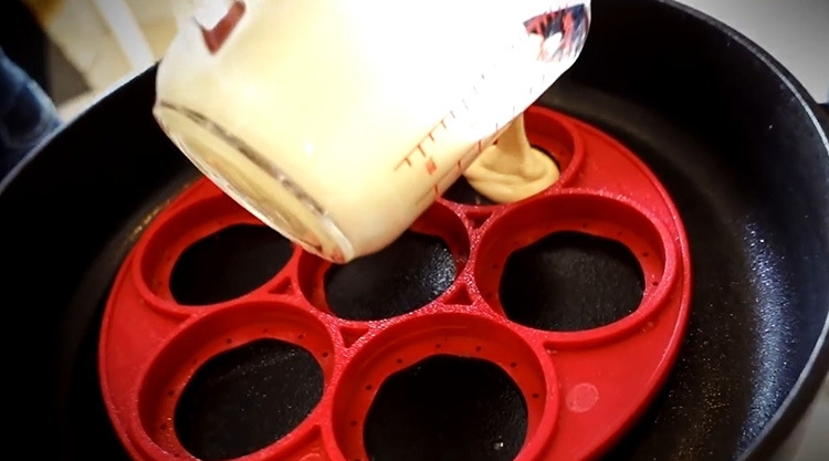 Удобна и практична силиконова формичка за направата на перфектните пържени яйца и палачинки