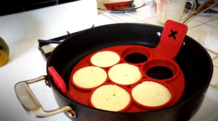 Удобна и практична силиконова формичка за направата на перфектните пържени яйца и палачинки