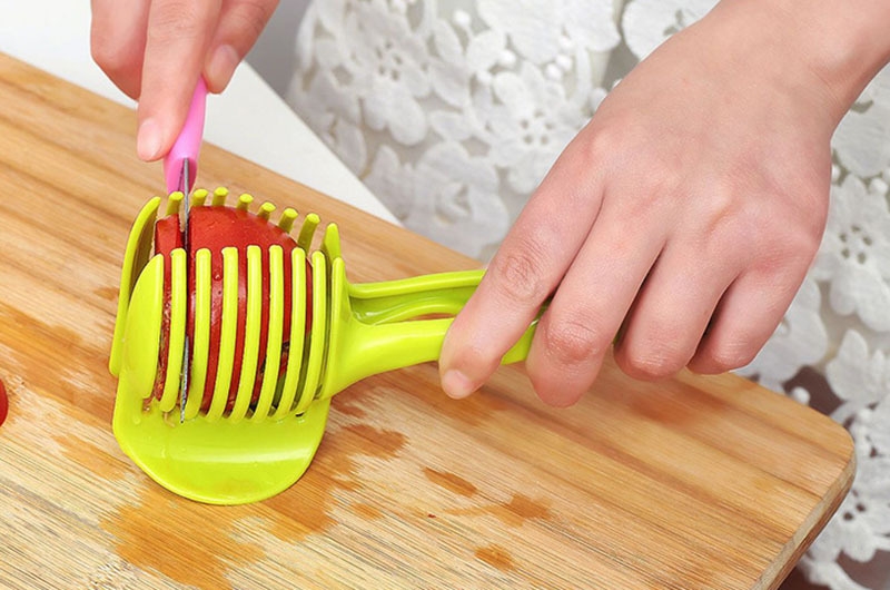 Dispozitiv foarte convenabil pentru tăierea feliilor plate