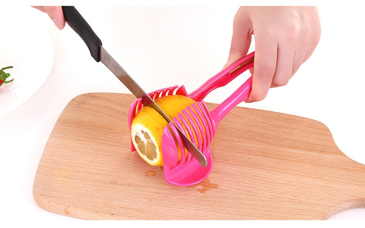 Dispozitiv foarte convenabil pentru tăierea feliilor plate