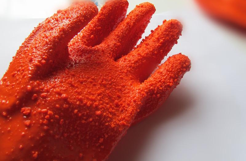 Mănuși pentru curățarea cartofilor și a altor legume