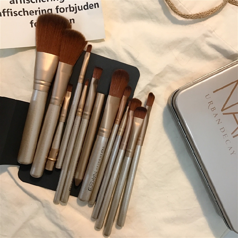 НОВО Различни четки за грим в метална кутия