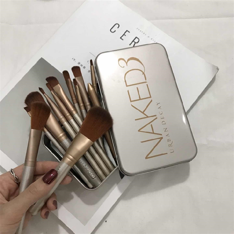 НОВО Различни четки за грим в метална кутия
