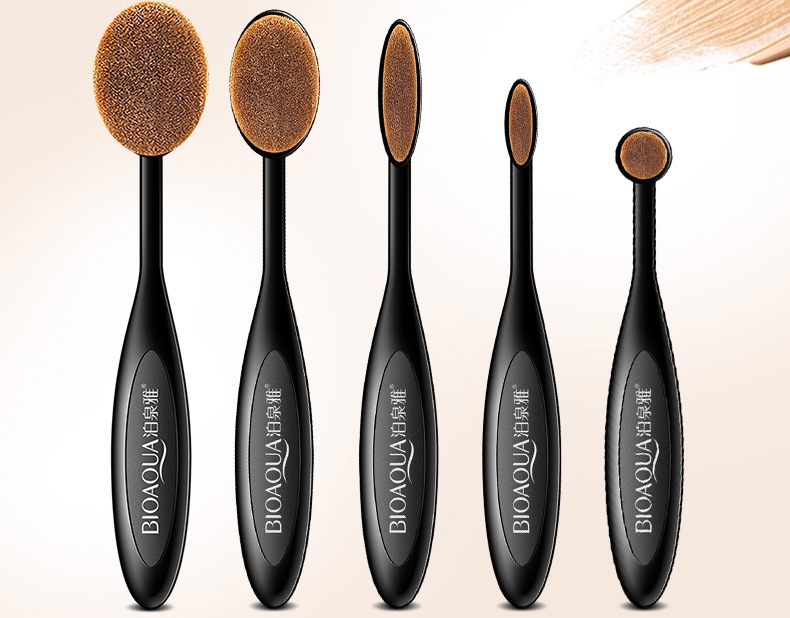 Oval makeup brushes suitable for contouring