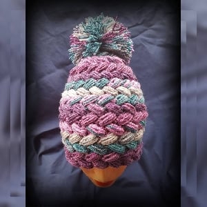 Дамска плетена шапка. Шапка ръчна изработка. Шапка Handmade. Зимна оригинална шапка тъмно лилаво.